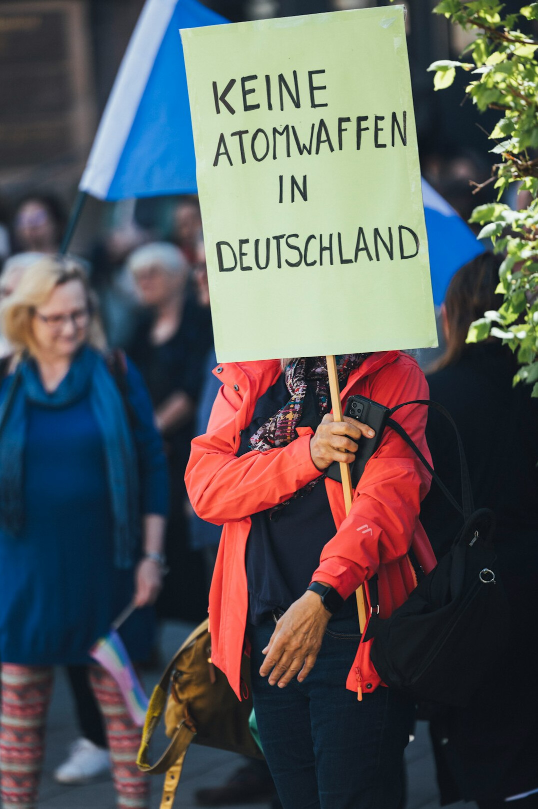 person explaining ideas in german